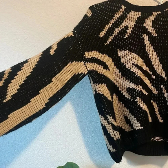 For the Republic Medium black and tan sweater - Picture 2 of 6